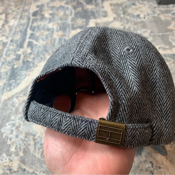 Tommy Hilfiger Gray Herringbone Cap with Crest - Picture 3 of 3